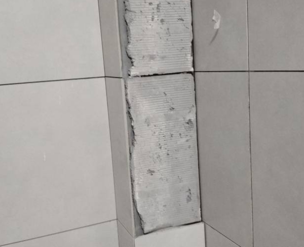 轮台瓷砖空鼓维修公司分享下瓷砖施工前基层浇水润湿程度不足，可能导致以下问题